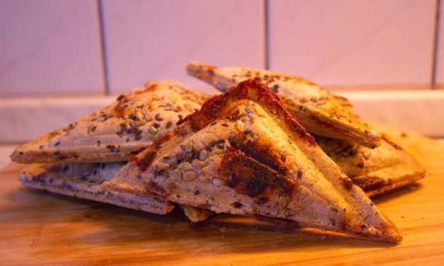 Französischer Toast aus Hafermehl / Dreieck-Sandwich aus Haferflocken (kann auch glutenfrei zubereitet werden, ohne Zuckerzusatz)