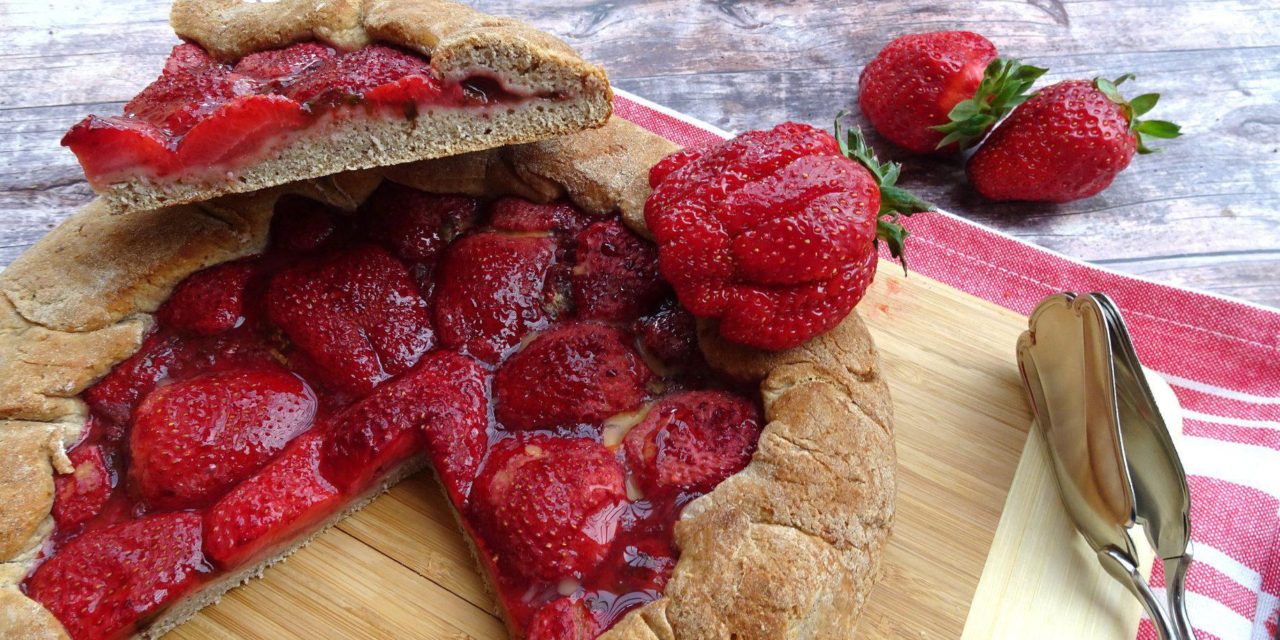 Erdbeer-Galette mit reduziertem Ballaststoffgehalt (eifrei, fettarm, glutenfrei, milchfrei, ohne Zuckerzusatz, vegan)